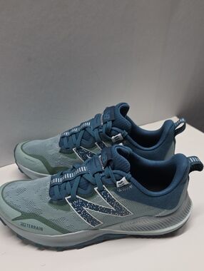 New Balance Trail Sneakers in Teal & Navy Size 8.5